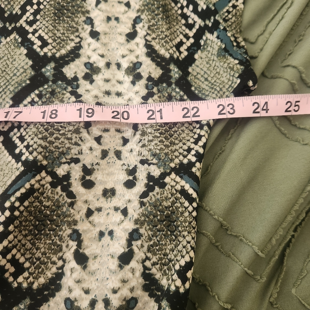 Per Seption Concept green and black snake print blouse. Size XL. - Picture 9 of 10